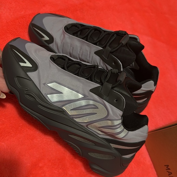 Yzy 700 - Picture 4 of 6